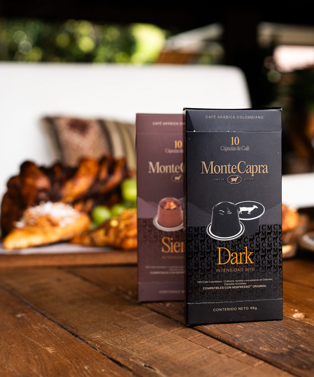 Cajas de cápsulas Dark y Siena de Monte Capra sobre una mesa de desayuno