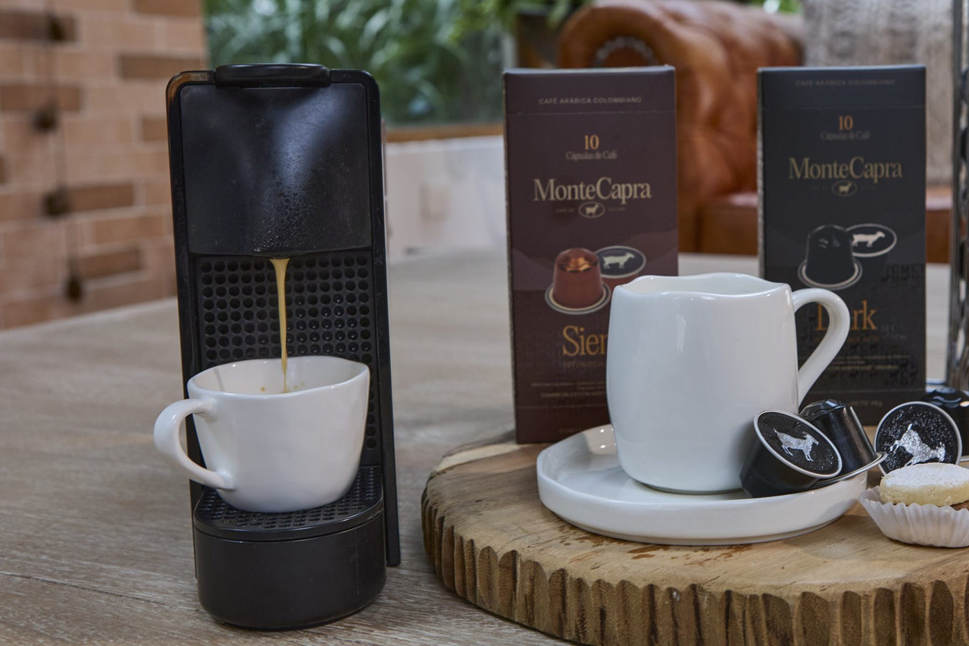 Extracción de café con cápsula Monte Capra y cajas Dark y Siena