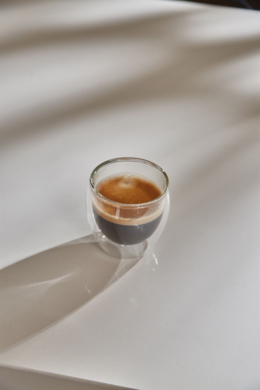 Espresso servido en una taza de vidrio